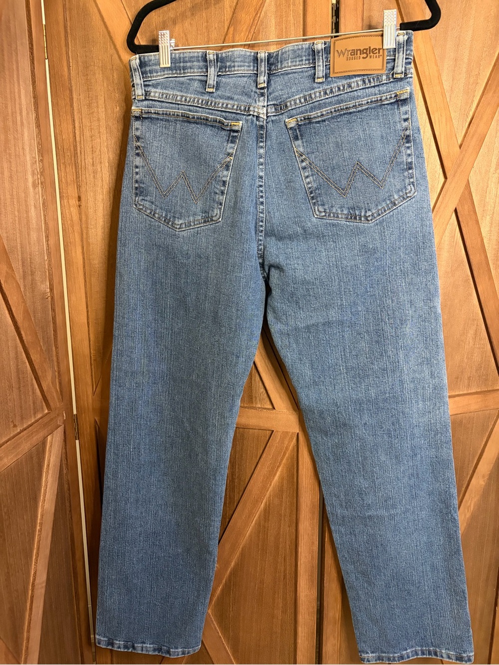 WRANGLER Rugged Wear Men's Medium Wash Blue Denim Jeans
SIZE: 34 x 30